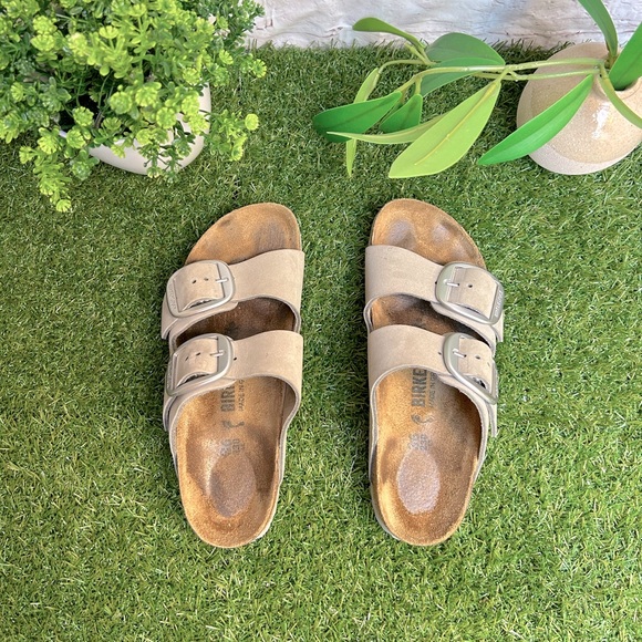 Arizona Big Buckle
Nubuck Leather
Dove Gray women size 36 US 6 - Picture 16 of 16